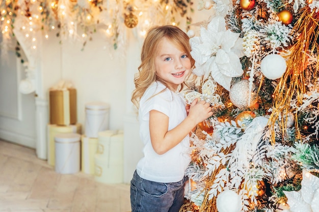 Menina decorando árvore de natal