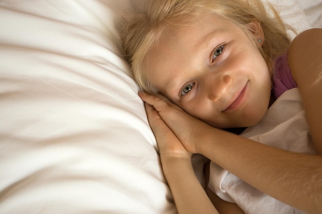 Menina deitada na cama