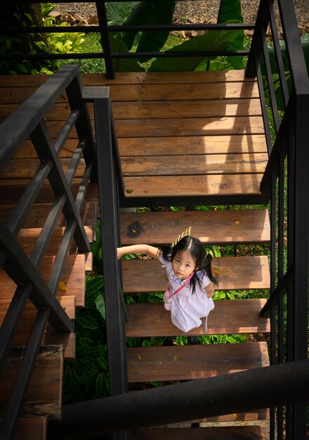 Menina descendo as escadas