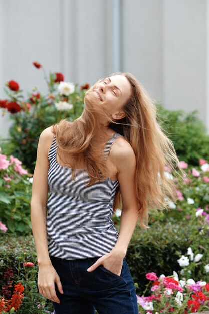 Menina descontraída, feliz e despreocupada com o vento no cabelo dela.