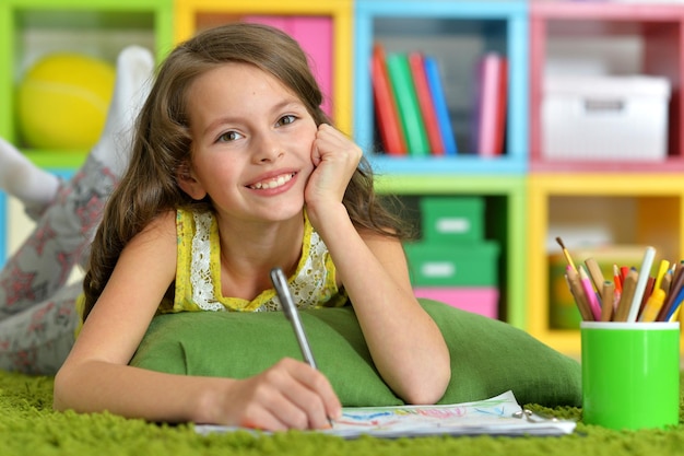 Menina desenhando em seu quarto