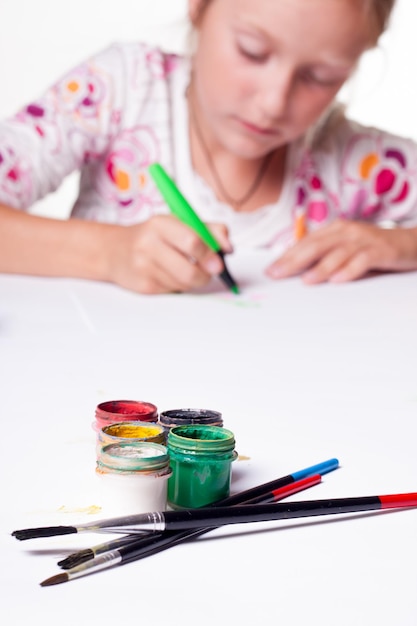 Menina desenhando em um fundo branco