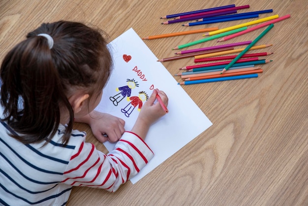 Menina desenhando sua família gay