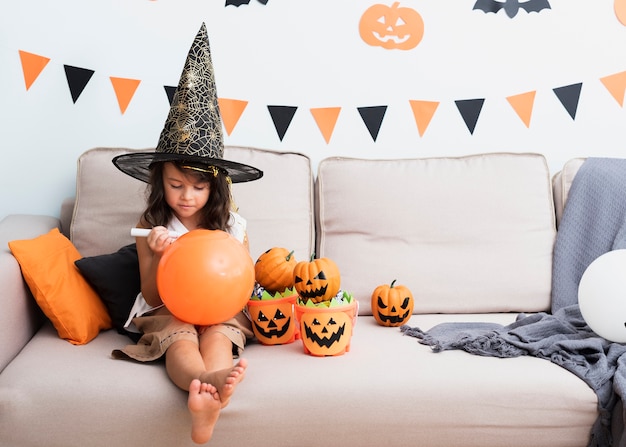 Menina desenhando um balão de halloween