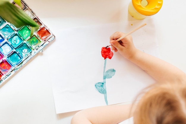 Menina desenhando um cartão de dia das mães conceito de dia das mães Cartão de feliz aniversário