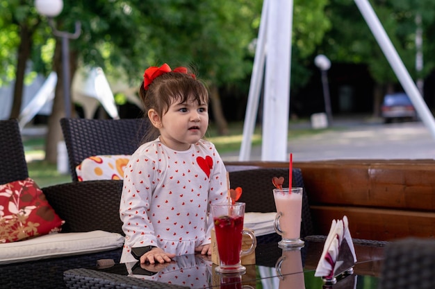 menina desfrutando de um suco refrescante em um dia quente de verão