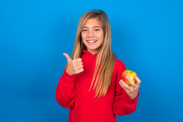 menina desistindo polegar para cima gesto bom trabalho Emoção humana positiva expressão facial linguagem corporal