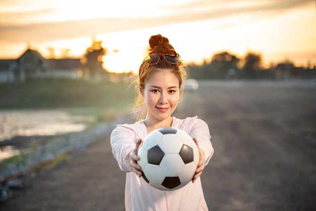 Menina do esporte em roupas esportivas da moda