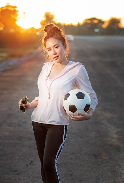 Menina do esporte no sportswear de moda