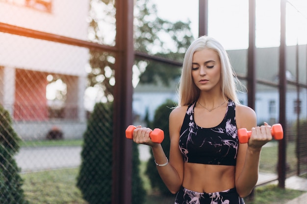 Menina do esporte que treina fora