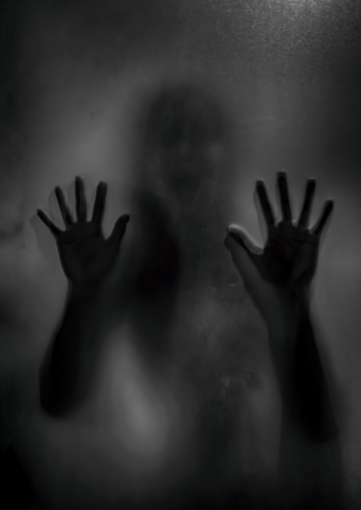 Foto menina do fantasma do horror atrás do vidro matte em preto e branco. conceito de festival de halloween.