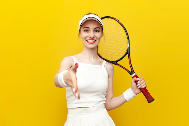 Menina do jogador de tênis no sportswear segurando a raquete de tênis e mostrando o gesto de aperto de mão