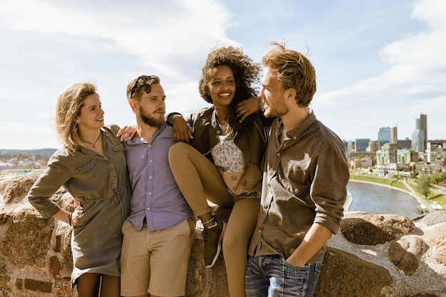 Foto menina do oriente médio sorridente com seus amigos europeus como conceito de amizade e união de diversidade