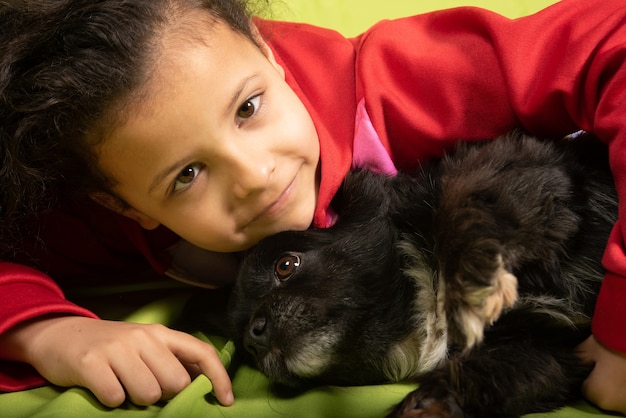 Menina do retrato brincando com cachorro