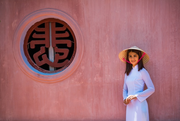 menina do Vietnã andar em Thien Mu templo matiz cidade