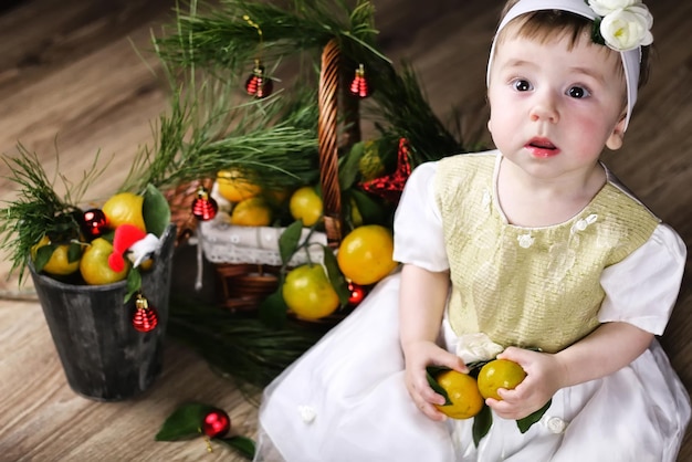 Menina doce em um vestido com cesta de natal
