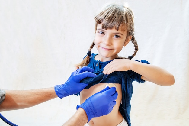 Menina doente criança. prescrever tratamento. foco seletivo.