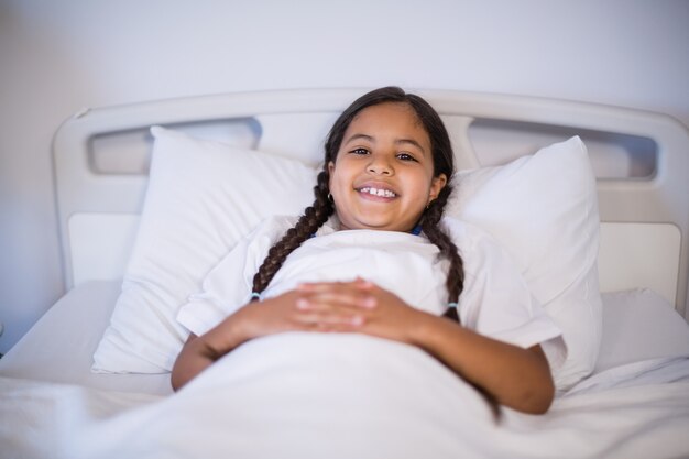 Menina doente, deitado na cama do hospital