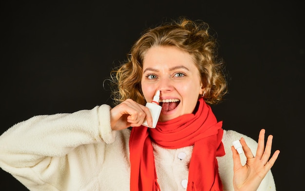 Menina doente hidratar a membrana mucosa Gotas nasais Doença respiratória Tratamento de sinusite Diagnóstico de sinusite Coriza Inflamação seio nasal Sinusite crônica Sintomas de gripe fria