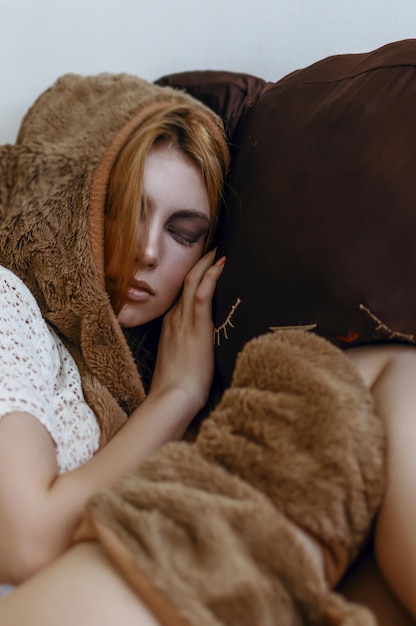 Menina dormindo com um grande gato de pelúcia