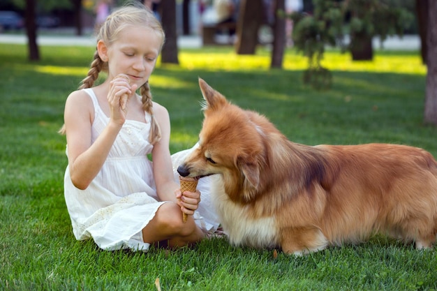 Menina e cachorro