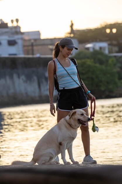 Foto menina e cão a desfrutar do passeio
