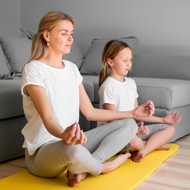 Menina e mãe meditando