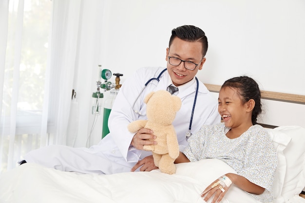 Menina e médico no hospital