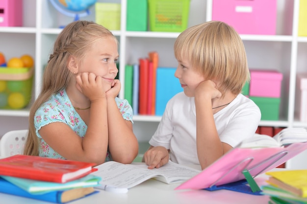 Menina e menino fazendo aulas