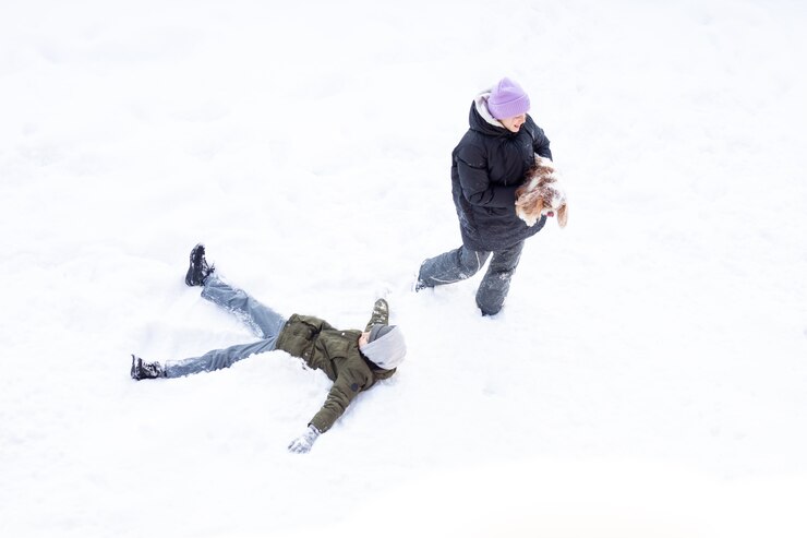 Foto menina e menino se divertindo ao ar livre, o dia está nevando, irmã e irmão rindo estrelinhas cachorro brincam de neve com roupas quentes de inverno