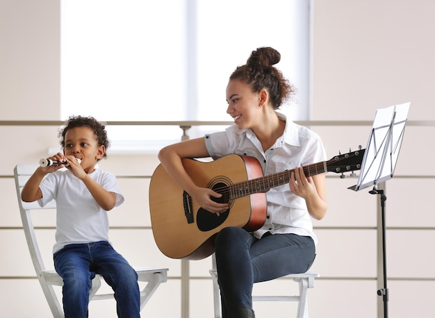 Foto menina e menino tocando instrumentos musicais