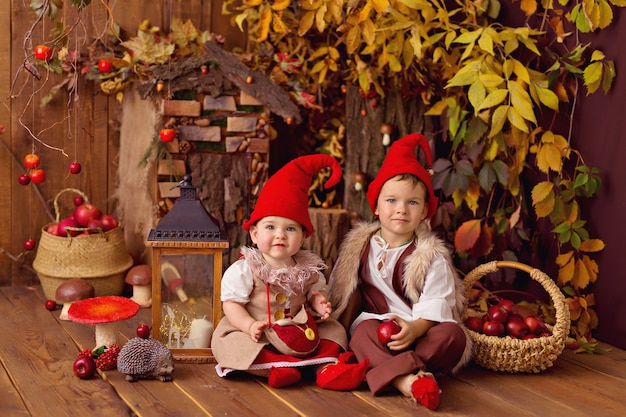 Foto menina e menino usando fantasia de gnomo para o halloween