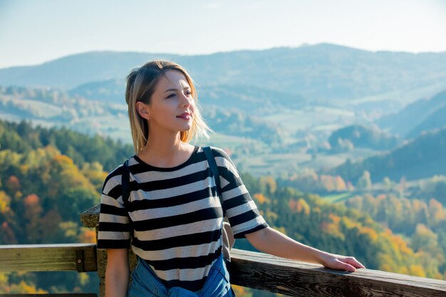 Menina e montanhas com floresta no fundo