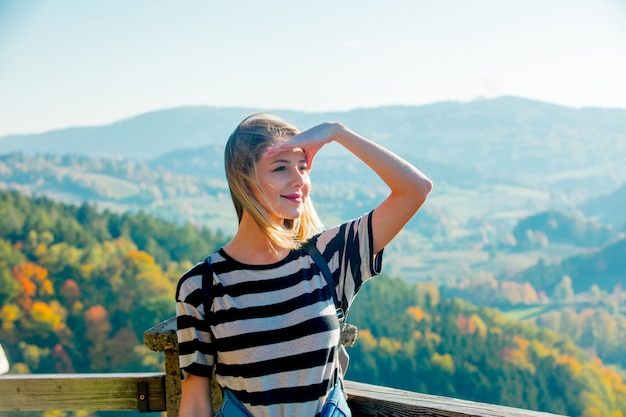 Foto menina e montanhas com floresta no fundo