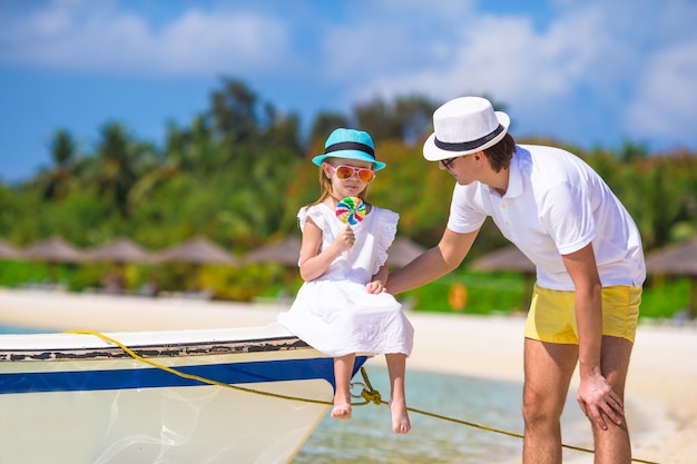 Menina e pai durante férias de praia tropical