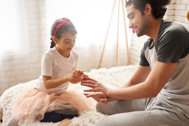 Menina é passar tempo com o pai de cuidados.