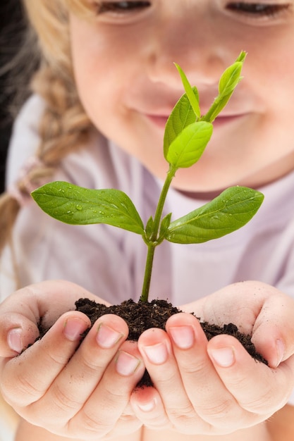 Menina e planta jovem