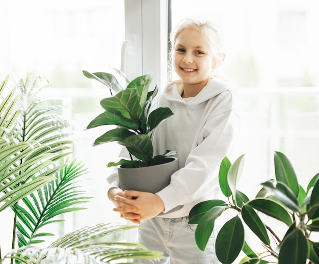 Menina e plantas de casa