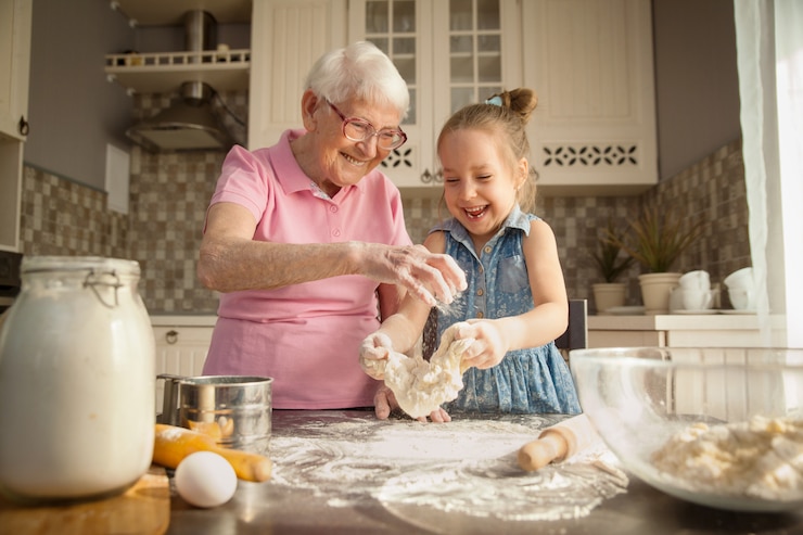 Menina e sua avó cozinhando na cozinha