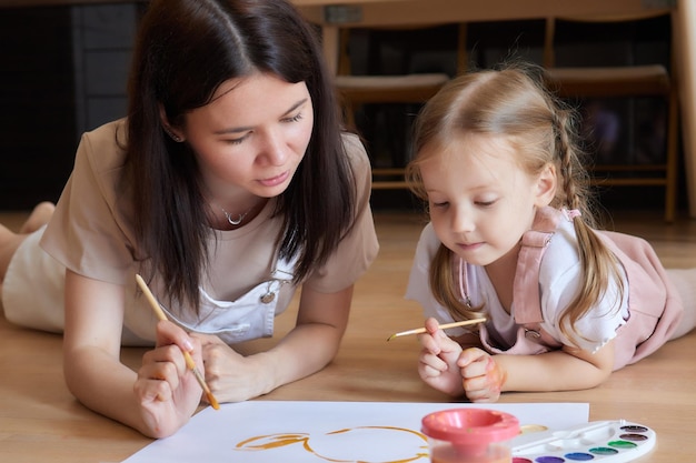 Menina e sua mãe brincando no chão quente com piso aquecido em aquarela de sala de estar