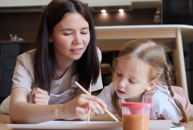 Menina e sua mãe brincando no chão quente com piso aquecido na pintura em aquarela da sala de estar