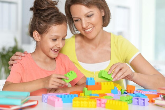 menina e sua mãe brincando