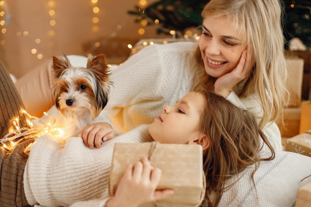 Menina e sua mãe deitadas no chão e se divertindo juntas