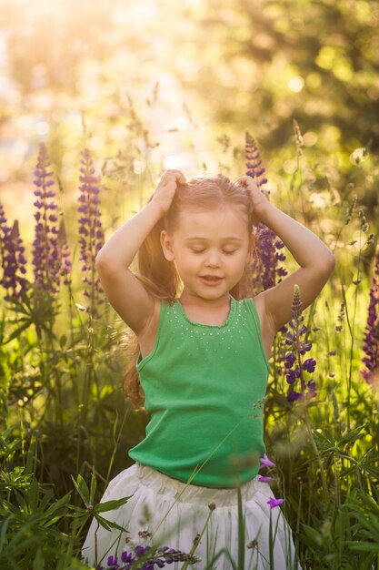 menina e tremoço flor na natureza