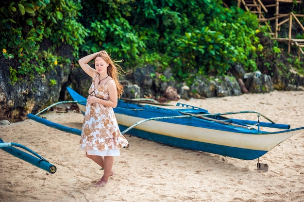 Menina e um barco filipino