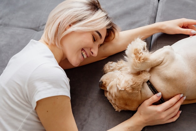 Foto menina e um cachorro dormem juntos em uma cama