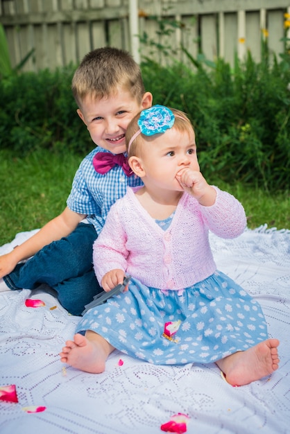 Menina e um menino no jardim