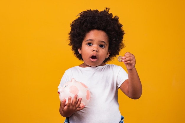 Menina economizando dinheiro em um cofrinho em fundo amarelo