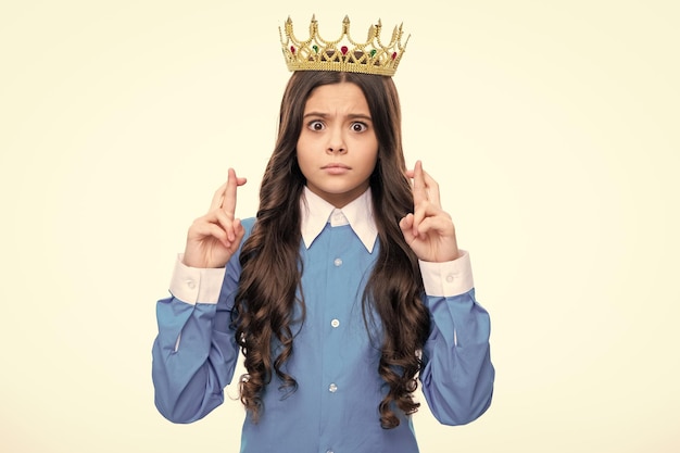 Menina egoísta adolescente comemora vitória de sucesso Criança adolescente na coroa da rainha isolada no fundo branco Menina princesa na festa de formatura da tiara