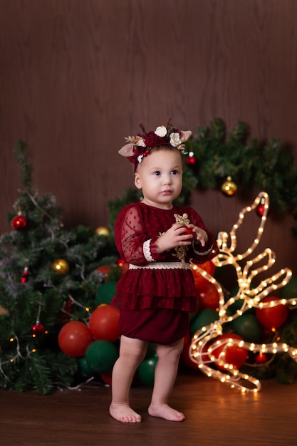 Menina elegante com decoração de natal